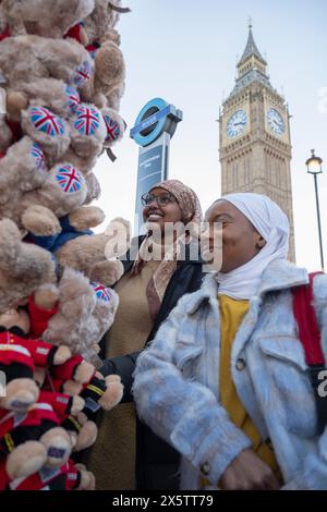 UK, London, Young female tourists in hijabs buying souvenirs Stock Photo