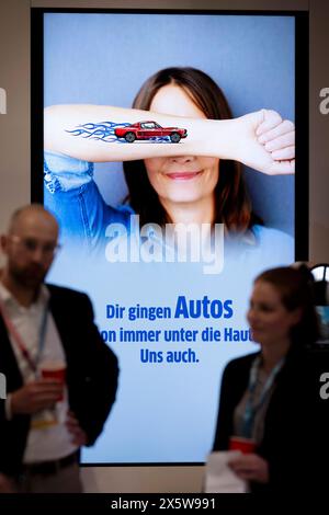 CDU Parteitag DEU, Deutschland, Germany, Berlin, 07.06.2024 Stand von Gesamtmetall mit Plakat fuer Autos und die Automobilindustrie fuer Soziale Marktwirtschaft auf dem Parteitag der CDU mit der Diskussion zum neuen Grundsatzprogramm der CDU unter dem Motto In Freiheit Leben Deutschland sicher in die Zukunft fuehren in Berlin Deutschland en: Stall of Gesamtmetall with poster for cars and the automotive industry for social market economy at the CDU party conference with the discussion on the new basic program of the CDU under the motto Live in freedom Lead Germany safely into the future in Berl Stock Photo