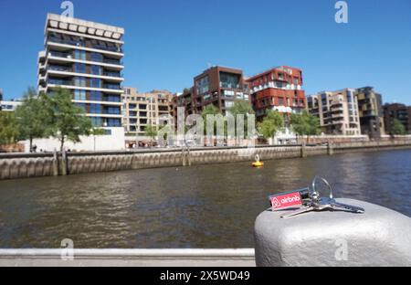 Airbnb Key at Hamburg Hafencity and Elbphilharmonie Stock Photo