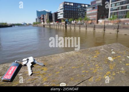 Airbnb Key at Hamburg Hafencity and Elbphilharmonie Stock Photo