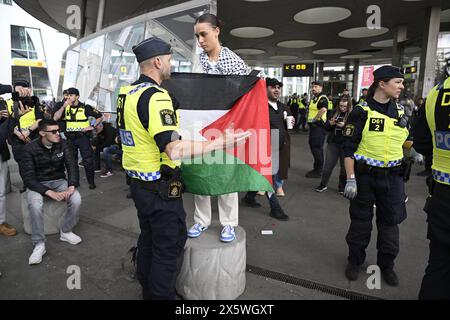 MALMÖ, SWEDEN 20240511A police officer talks to a demonstrator holding palestinian flag during a demonstration in support of Palestine and against Israel's participation in the 68th edition of the Eurovision Song Contest (ESC) at Dagvattenparken outside Malmö Arena, in Malmö, Sweden, on Saturday, May 11, 2024. Photo: Jessica Gow/TT/Code 10070 Credit: TT News Agency/Alamy Live News Stock Photo