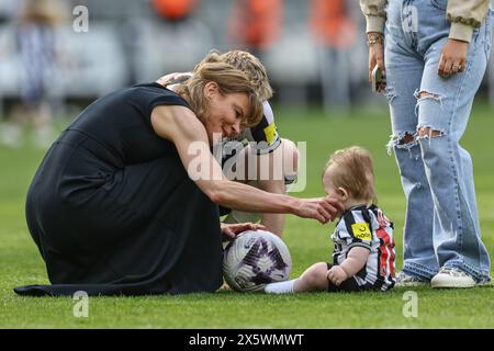 Amanda Staveley crouches down to speak to Anthony Gordon of Newcastle United’s child during the Premier League match Newcastle United vs Brighton and Hove Albion at St. James's Park, Newcastle, United Kingdom, 11th May 2024  (Photo by Mark Cosgrove/News Images) Stock Photo