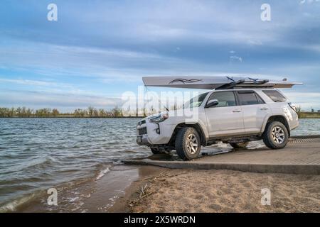 Loveland, CO, USA - May 2, 2024: Toyota 4Runner with a rowing shell by Liteboat, boat ramp at Boyd Lake State Park in spring scenery. Stock Photo
