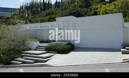 Los Angeles, California, USA 11th May 2024 Actor Matthew Perry Final Home Former Home/house at 1479 Rising Glen Road in Hollywood Hills on May 11, 2024 in Los Angeles, California, USA. Built in 1957 Matthew purchased the home May 2023 and died in October 2023. Photo by Barry King/Alamy Stock Photo Stock Photo