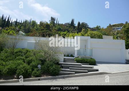 Los Angeles, California, USA 11th May 2024 Actor Matthew Perry Final Home Former Home/house at 1479 Rising Glen Road in Hollywood Hills on May 11, 2024 in Los Angeles, California, USA. Built in 1957 Matthew purchased the home May 2023 and died in October 2023. Photo by Barry King/Alamy Stock Photo Stock Photo