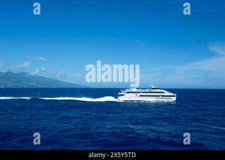 Fast ferry between Papeete (Tahiti) and the island of Moorea, Society Islands, French Polynesia Stock Photo