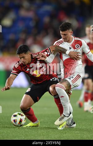Wikelman Carmona (19) of New York Red Bulls scores goal during regualar