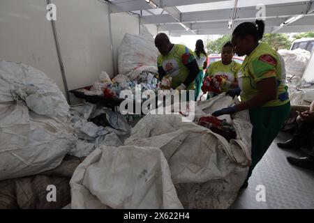 waste recycling plant salvador, bahia, brazil - february 11, 2024: worker at a recycling center for waste from carnival in Salvador. SALVADOR BAHIA BRAZIL Copyright: xJoaxSouzax 110124JOA4313518 Stock Photo