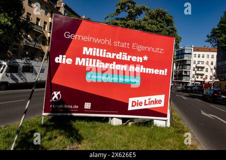 Wahlplakat für die Europäische Wahlen der Linken mit der Schrift Gemeinwohl statt Eigennutz: Milliardären die Milliarden nehmen in Berlin am 12. Mai 2024. Wahlplakate zur Europawahl 2024 *** Election poster for the European elections of the Left Party with the text Common good instead of self-interest Taking billions from billionaires in Berlin on May 12, 2024 Election posters for the 2024 European elections Stock Photo