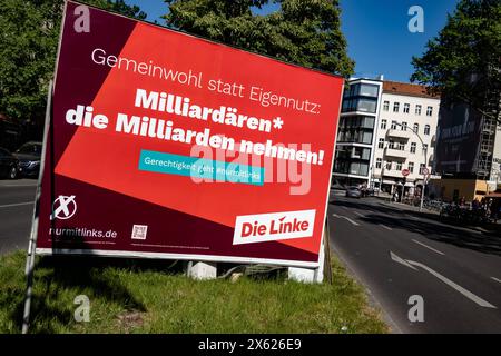 Wahlplakat für die Europäische Wahlen der Linken mit der Schrift Gemeinwohl statt Eigennutz: Milliardären die Milliarden nehmen in Berlin am 12. Mai 2024. Wahlplakate zur Europawahl 2024 *** Election poster for the European elections of the Left Party with the text Common good instead of self-interest Taking billions from billionaires in Berlin on May 12, 2024 Election posters for the 2024 European elections Stock Photo