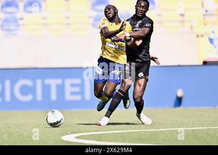 Sint Truiden, Belgium. 12th May, 2024. STVV's Aboubakary Koita and Mechelen's Mory Konate fight for the ball during a soccer match between Sint-Truidense VV and KV Mechelen, Sunday 12 May 2024 in Sint-Truiden, on day 8 (out of 10) of the Europe Play-offs of the 2023-2024 'Jupiler Pro League' first division of the Belgian championship. BELGA PHOTO JOHAN EYCKENS Credit: Belga News Agency/Alamy Live News Stock Photo