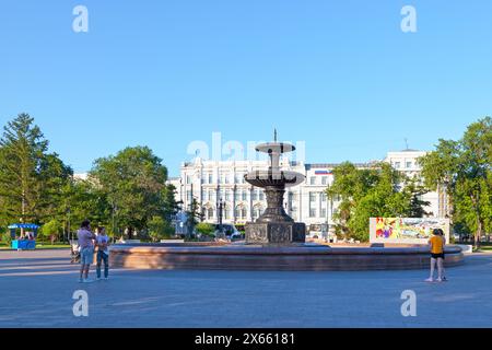 Omsk, Russia - July 17 2018: Fountain in Dzerzhinsky square in front of the building of the Administration of the city of Omsk (Russian: Администрация Stock Photo