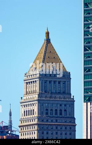 A gilded pyramidal crown marks the landmark Thurgood Marshall United States Courthouse, 40 Centre Street, designed by Cass Gilbert. Stock Photo