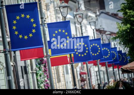 Cluj Napoca, Romania. 13th May, 2024. The flags of Europe and Romania adorn a street in the city of Cluj-Napoca ahead of the elections to the new EU Parliament from 06-09.06.2024. Credit: Kay Nietfeld/dpa/Alamy Live News Stock Photo