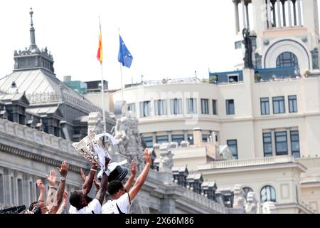 Madrid, Spanien. 12th May, 2024. Madrid Spain; 05/12/2024.- Real Madrid celebrates having won its 36th League in its history at the La Cibeles fountain in front of thousands of attendees. With the promise of returning with the Champions League next month. Credit: Juan Carlos Rojas/dpa/Alamy Live News Stock Photo