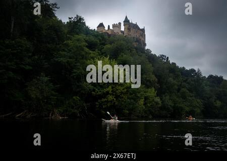 View of the Chateau de Montfort in the commune of Vitrac during a nature outing by canoe kayak on the Dordogne river during a summer holiday in the Pe Stock Photo