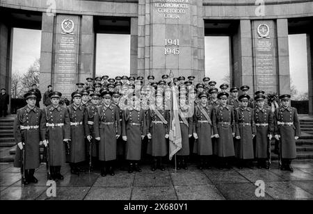 Abschied Sowjetische Ehrenwache Deutschland, Berlin, 22.12.1990, Abzug der sowjetischen Ehrenwache vom Ehrenmal im Tiergarten, Ehrenwache, Â *** Farewell Soviet Guard of Honor Germany, Berlin, 22 12 1990, Removal of the Soviet Guard of Honor from the memorial in Tiergarten, Guard of Honor, Â Stock Photo