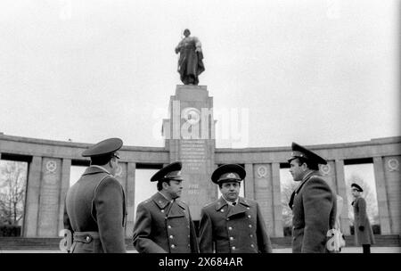 Abschied Sowjetische Ehrenwache Deutschland, Berlin, 22.12.1990, Abzug der sowjetischen Ehrenwache vom Ehrenmal im Tiergarten, Offiziere, Â *** Farewell Soviet Guard of Honor Germany, Berlin, 22 12 1990, departure of the Soviet Guard of Honor from the memorial in Tiergarten, officers, Â Stock Photo