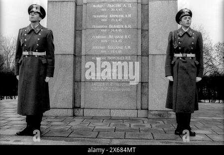 Abschied Sowjetische Ehrenwache Deutschland, Berlin, 22.12.1990, Abzug der sowjetischen Ehrenwache vom Ehrenmal im Tiergarten, Ehrenwache, Â *** Farewell Soviet Guard of Honor Germany, Berlin, 22 12 1990, Removal of the Soviet Guard of Honor from the memorial in Tiergarten, Guard of Honor, Â Stock Photo