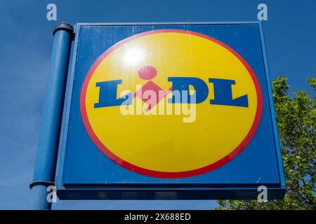 Supermarket chain Lidl store on Old Kent Road on 8th May 2024 in London, United Kingdom. Lidl Stiftung & Co. KG is a German global discount supermarket chain, that operates over 10,000 stores across Europe and the US. It belongs to Dieter Schwarz, who also owns the store chains Handelshof and hypermarket Kaufland. With its low price, discount approach, Lidl is rapidly becomming serious competition to the big four supermarkets in the UK. Stock Photo