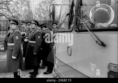 Abschied Sowjetische Ehrenwache Deutschland, Berlin, 22.12.1990, Abzug der sowjetischen Ehrenwache vom Ehrenmal im Tiergarten, Abschied, Â *** Farewell Soviet Honor Guard Germany, Berlin, 22 12 1990, Removal of the Soviet Honor Guard from the memorial in Tiergarten, Farewell, Â Stock Photo