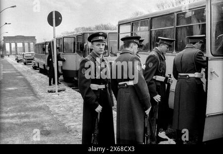 Abschied Sowjetische Ehrenwache Deutschland, Berlin, 22.12.1990, Abzug der sowjetischen Ehrenwache vom Ehrenmal im Tiergarten, Abschied, Â *** Farewell Soviet Honor Guard Germany, Berlin, 22 12 1990, Removal of the Soviet Honor Guard from the memorial in Tiergarten, Farewell, Â Stock Photo