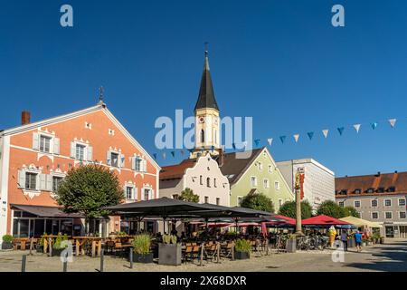 Ludwigsplatz with restaurants and the parish church of the Assumption of the Virgin Mary in the old town of Kelheim, Lower Bavaria, Bavaria, Germany Stock Photo