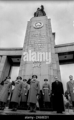 Abschied Sowjetische Ehrenwache Deutschland, Berlin, 22.12.1990, Abzug der sowjetischen Ehrenwache vom Ehrenmal im Tiergarten, Ehrenbezeigung, Â *** Farewell Soviet Guard of Honor Germany, Berlin, 22 12 1990, Removal of the Soviet Guard of Honor from the memorial in Tiergarten, honorary salute, Â Stock Photo