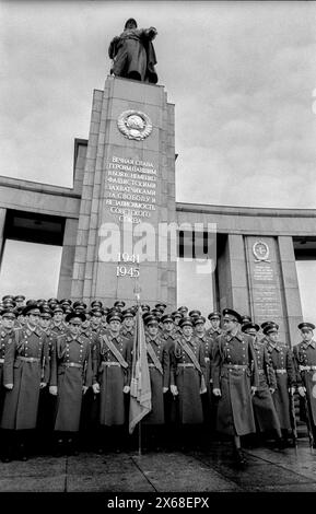 Abschied Sowjetische Ehrenwache Deutschland, Berlin, 22.12.1990, Abzug der sowjetischen Ehrenwache vom Ehrenmal im Tiergarten, Ehrenwache, Â *** Farewell Soviet Guard of Honor Germany, Berlin, 22 12 1990, Removal of the Soviet Guard of Honor from the memorial in Tiergarten, Guard of Honor, Â Stock Photo