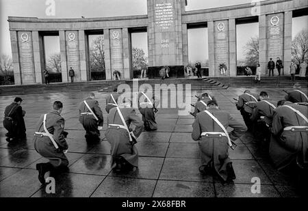 Abschied Sowjetische Ehrenwache Deutschland, Berlin, 22.12.1990, Abzug der sowjetischen Ehrenwache vom Ehrenmal im Tiergarten, Abschied, Â *** Farewell Soviet Honor Guard Germany, Berlin, 22 12 1990, Removal of the Soviet Honor Guard from the memorial in Tiergarten, Farewell, Â Stock Photo