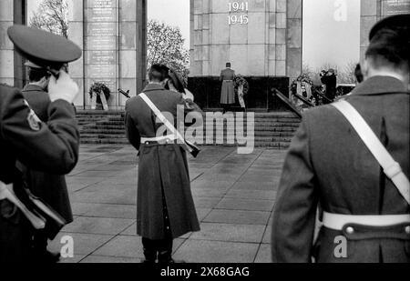 Abschied Sowjetische Ehrenwache Deutschland, Berlin, 22.12.1990, Abzug der sowjetischen Ehrenwache vom Ehrenmal im Tiergarten, Abschied, Â *** Farewell Soviet Honor Guard Germany, Berlin, 22 12 1990, Removal of the Soviet Honor Guard from the memorial in Tiergarten, Farewell, Â Stock Photo