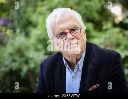 Hamburg, Germany. 13th May, 2024. Justus Frantz, conductor, photographed in his garden before the launch of his biography. The biography ''Justus Frantz - Künstler zwischen den Welten'', written by Jens Meyer-Odewald, will be published by Maximilian Verlag on May 18 to mark Frantz's 80th birthday. Credit: Christian Charisius/dpa/Alamy Live News Stock Photo