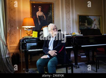 Hamburg, Germany. 13th May, 2024. Justus Frantz, conductor, sits in his music room before the book launch of his biography. The biography ''Justus Frantz - Künstler zwischen den Welten'', written by Jens Meyer-Odewald, will be published by Maximilian Verlag on May 18 to mark Frantz's 80th birthday. Credit: Christian Charisius/dpa/Alamy Live News Stock Photo