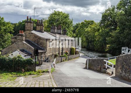 A row of cottages next to the Leeds and Liverpool Canal at Dobson Locks in Apperley Bridge, Yorkshire. Stock Photo