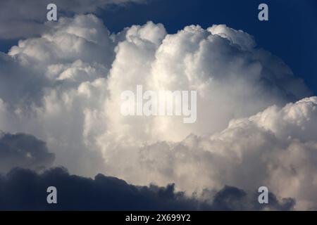 Gewittersaison 2024 Mächtige Wolkengebirge aus der Gattung der vertikalen Wolken zeigen sich im Frühling am Himmel und bringen vereinzelt Regen mit teils eingelagerten Gewittern. *** Thunderstorm season 2024 Mighty mountains of clouds from the genus of vertical clouds appear in the sky in spring and bring scattered rain with some embedded thunderstorms Stock Photo