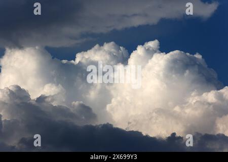 Gewittersaison 2024 Mächtige Wolkengebirge aus der Gattung der vertikalen Wolken zeigen sich im Frühling am Himmel und bringen vereinzelt Regen mit teils eingelagerten Gewittern. *** Thunderstorm season 2024 Mighty mountains of clouds from the genus of vertical clouds appear in the sky in spring and bring scattered rain with some embedded thunderstorms Stock Photo