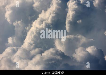 Gewittersaison 2024 Mächtige Wolkengebirge aus der Gattung der vertikalen Wolken zeigen sich im Frühling am Himmel und bringen vereinzelt Regen mit teils eingelagerten Gewittern. *** Thunderstorm season 2024 Mighty mountains of clouds from the genus of vertical clouds appear in the sky in spring and bring scattered rain with some embedded thunderstorms Stock Photo