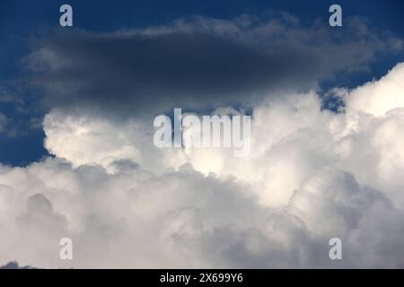 Gewittersaison 2024 Mächtige Wolkengebirge aus der Gattung der vertikalen Wolken zeigen sich im Frühling am Himmel und bringen vereinzelt Regen mit teils eingelagerten Gewittern. *** Thunderstorm season 2024 Mighty mountains of clouds from the genus of vertical clouds appear in the sky in spring and bring scattered rain with some embedded thunderstorms Stock Photo