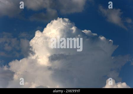 Gewittersaison 2024 Mächtige Wolkengebirge aus der Gattung der vertikalen Wolken zeigen sich im Frühling am Himmel und bringen vereinzelt Regen mit teils eingelagerten Gewittern. *** Thunderstorm season 2024 Mighty mountains of clouds from the genus of vertical clouds appear in the sky in spring and bring scattered rain with some embedded thunderstorms Stock Photo