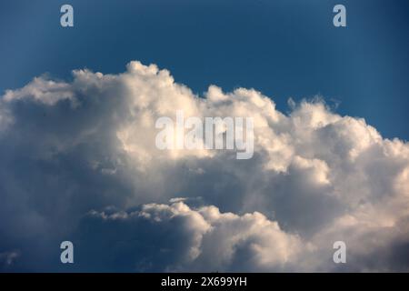 Gewittersaison 2024 Mächtige Wolkengebirge aus der Gattung der vertikalen Wolken zeigen sich im Frühling am Himmel und bringen vereinzelt Regen mit teils eingelagerten Gewittern. *** Thunderstorm season 2024 Mighty mountains of clouds from the genus of vertical clouds appear in the sky in spring and bring scattered rain with some embedded thunderstorms Stock Photo