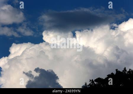 Gewittersaison 2024 Mächtige Wolkengebirge aus der Gattung der vertikalen Wolken zeigen sich im Frühling am Himmel und bringen vereinzelt Regen mit teils eingelagerten Gewittern. *** Thunderstorm season 2024 Mighty mountains of clouds from the genus of vertical clouds appear in the sky in spring and bring scattered rain with some embedded thunderstorms Stock Photo