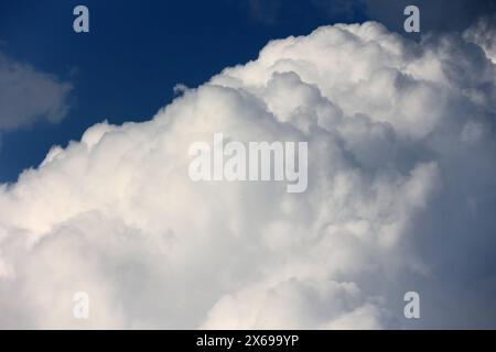 Gewittersaison 2024 Mächtige Wolkengebirge aus der Gattung der vertikalen Wolken zeigen sich im Frühling am Himmel und bringen vereinzelt Regen mit teils eingelagerten Gewittern. *** Thunderstorm season 2024 Mighty mountains of clouds from the genus of vertical clouds appear in the sky in spring and bring scattered rain with some embedded thunderstorms Stock Photo