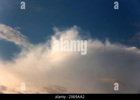 Gewittersaison 2024 Mächtige Wolkengebirge aus der Gattung der vertikalen Wolken zeigen sich im Frühling am Himmel und bringen vereinzelt Regen mit teils eingelagerten Gewittern. *** Thunderstorm season 2024 Mighty mountains of clouds from the genus of vertical clouds appear in the sky in spring and bring scattered rain with some embedded thunderstorms Stock Photo