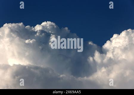 Gewittersaison 2024 Mächtige Wolkengebirge aus der Gattung der vertikalen Wolken zeigen sich im Frühling am Himmel und bringen vereinzelt Regen mit teils eingelagerten Gewittern. *** Thunderstorm season 2024 Mighty mountains of clouds from the genus of vertical clouds appear in the sky in spring and bring scattered rain with some embedded thunderstorms Stock Photo