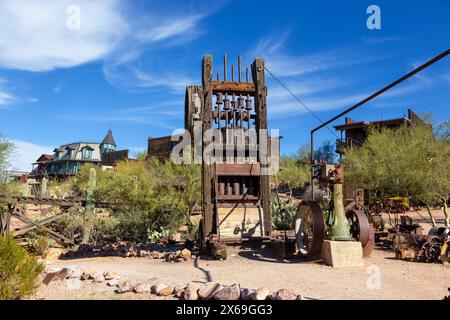 Rusted Platform Rig Tower Abandoned Mining Equipment Machinery Relic. Historic Goldfield Wild West Ghost Town Apache Junction Arizona USA Stock Photo