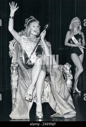 January 1, 1972: London, England, United Kingdom: Miss World winner, BELINDA GREEN (Australia), and second place, INGEBORG SORENSON (Norway): (Credit Image: © Keystone Press Agency/ZUMA Press Wire) EDITORIAL USAGE ONLY! Not for Commercial USAGE! Stock Photo