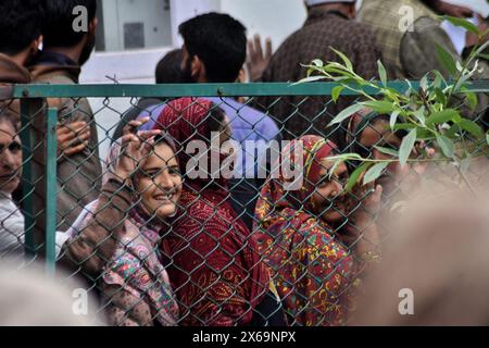 Srinagar, India. 13th May, 2024. Women queue up to cast their ballots at a polling station during the fourth phase of voting in India's general election, in Ganderbal on May 13, 2024. (Photo by Mubashir Hassan/Pacific Press) Credit: Pacific Press Media Production Corp./Alamy Live News Stock Photo