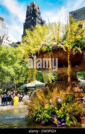 Tourists and New Yorkers enjoy the urban oasis Bryant Park  in Midtown Manhattan on a sunny spring day, 2024, New York City, United States Stock Photo