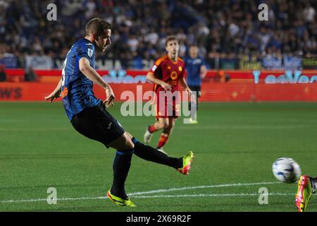 Bergamo, Italy. 12th May, 2024. Italy, Bergamo, may 12 2024: Mario Pasalic (Atalanta) shots on goal in the first half during soccer game Atalanta BC vs AS Roma, day 36 Serie A Tim 2023-2024 Gewiss StadiumAtalanta BC vs AS Roma, Lega Calcio Serie A 2023/2024 day 36 at Gewiss Stadium (Photo by Fabrizio Andrea Bertani/Pacific Press) Credit: Pacific Press Media Production Corp./Alamy Live News Stock Photo