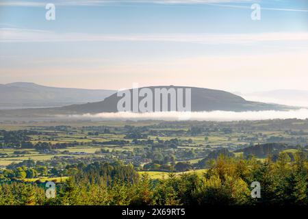 N.E. to Knocknarea Mt. beyond Ballysadare Bay, Sligo, Ireland. Early morning. Prehistoric stone cairn known as Queen Maeves Grave visible on summit Stock Photo